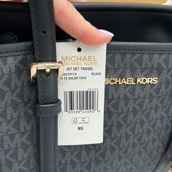 MICHAEL KORS
Jet Set Travel Logo Top-Zip Tote Bag
BLACK SIGNATURE COLOR - Picture 16 of 16